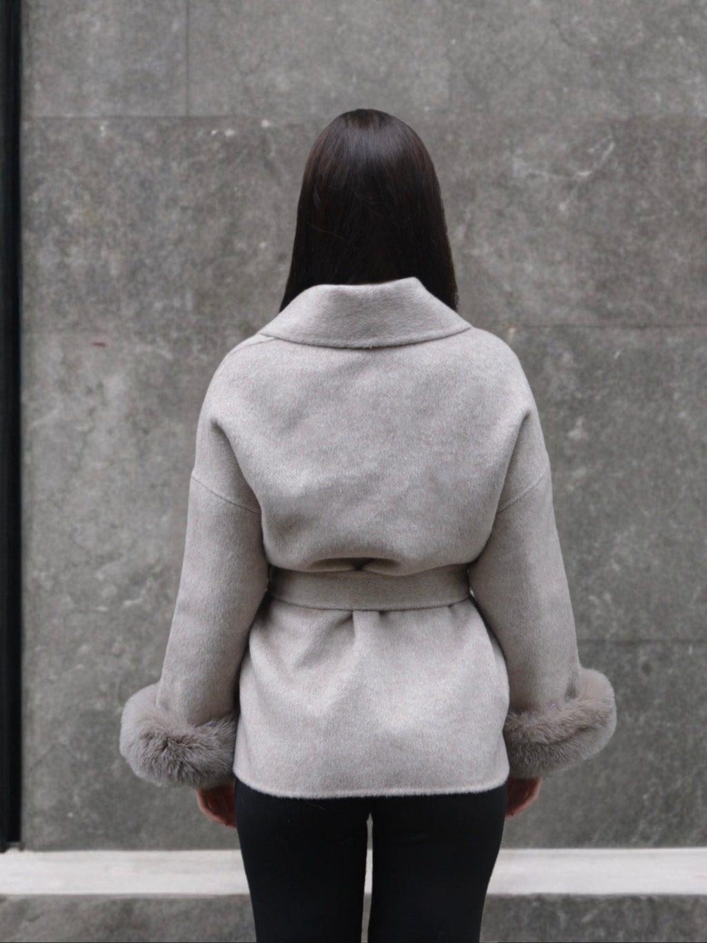 Elegancki krótki płaszcz z wełny z wykończeniem z lisa