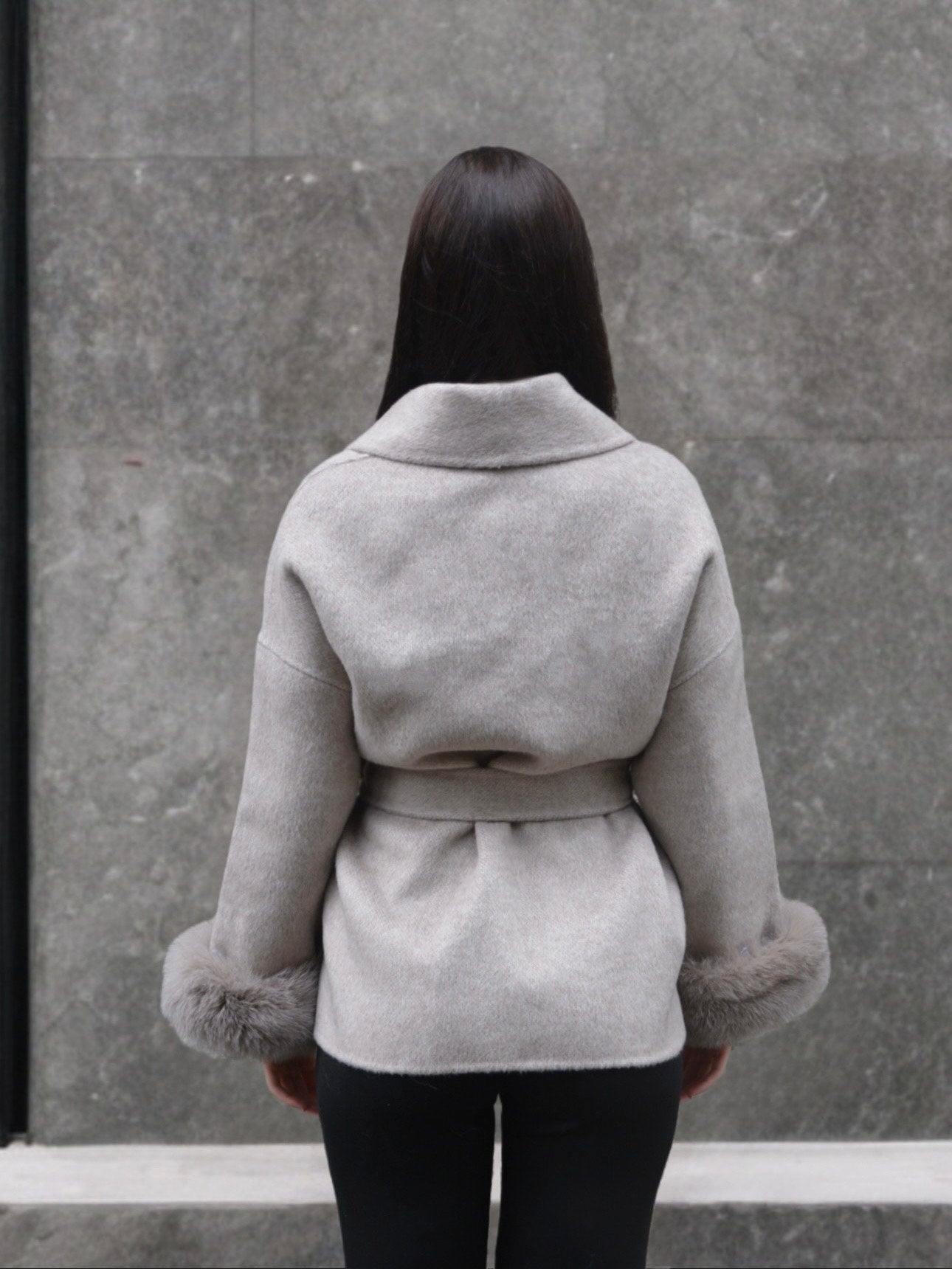 Elegancki krótki płaszcz z wełny z wykończeniem z lisa