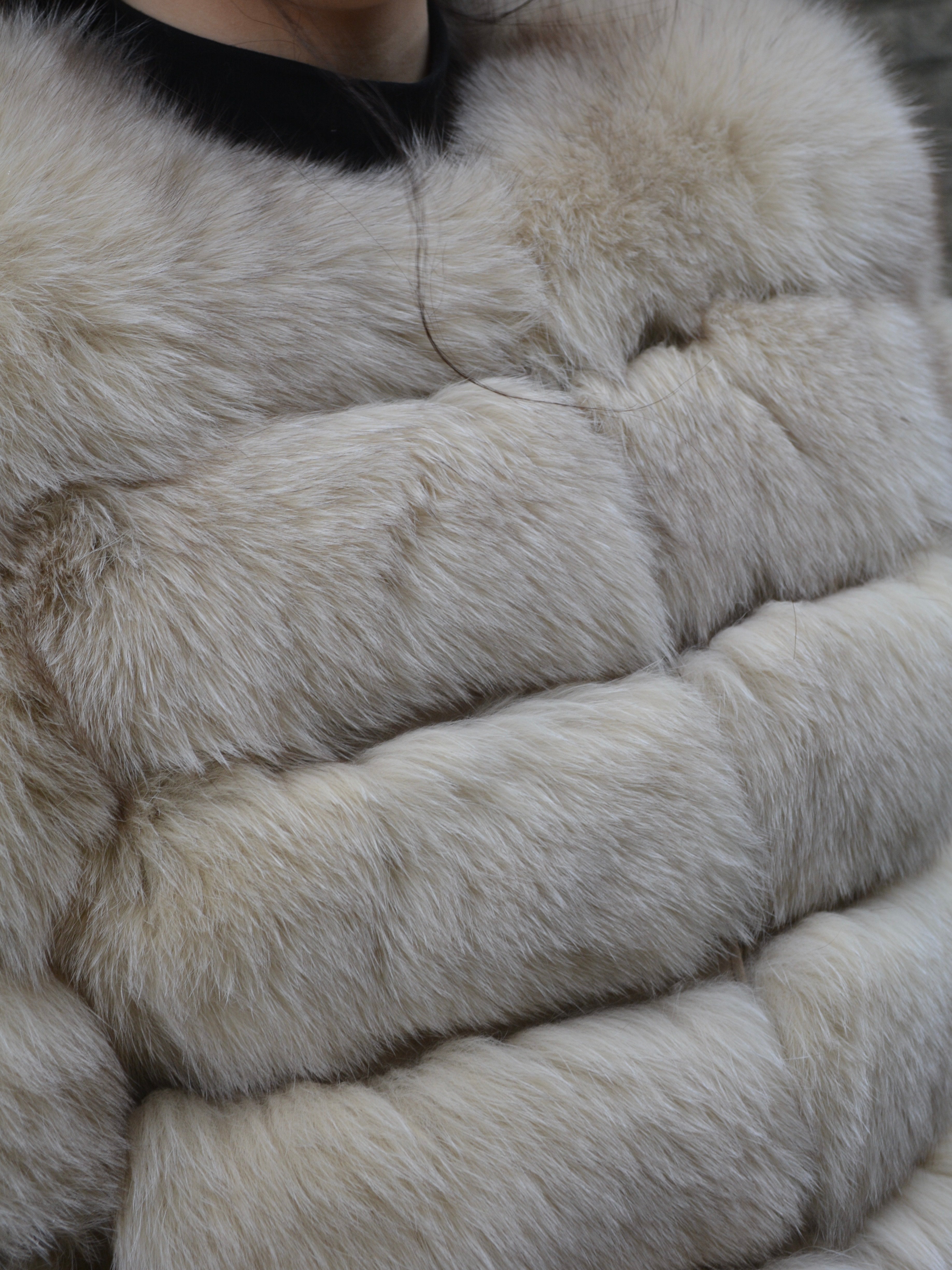 Luksusowe beżowe futro z lisa