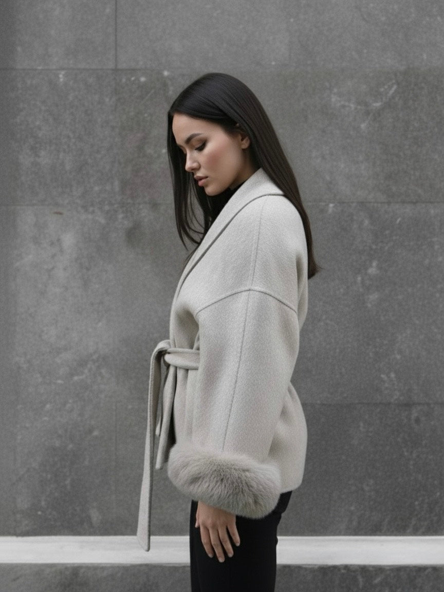 Elegancki krótki płaszcz z wełny z wykończeniem z lisa