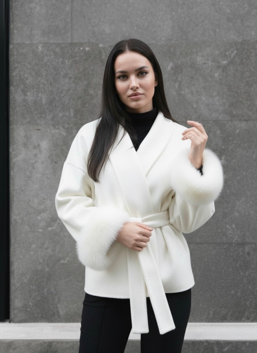 Elegancki krótki biały płaszcz z wełny z futrem lisa