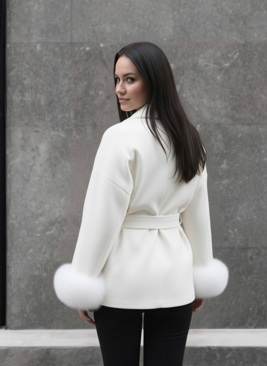 Elegancki krótki biały płaszcz z wełny z futrem lisa